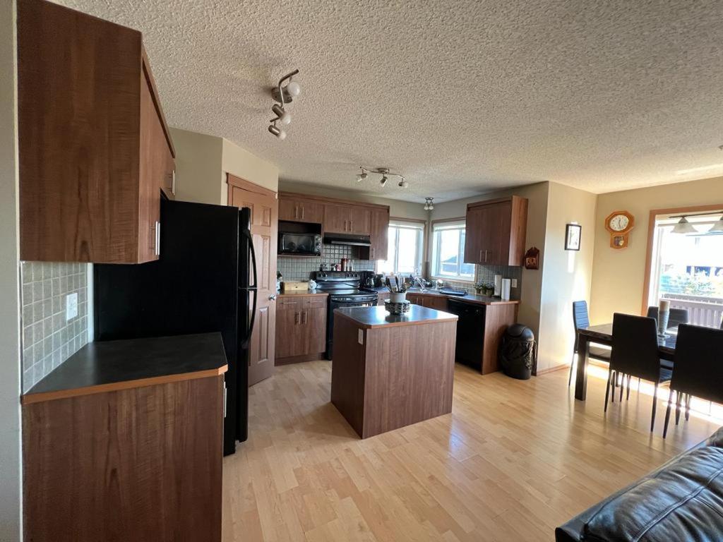Spacious Comfortable Air-Conditioned. Near Airport! Calgary Exterior photo